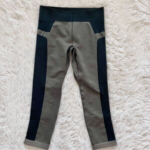 Under armour seamless active workout capri leggings black grey sz. Medium